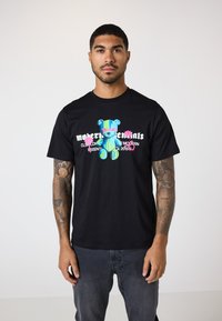 CLOSURE London - DRIP GRAFFITI TEDDY TEE - Print T-shirt - black Thumbnail Image 1