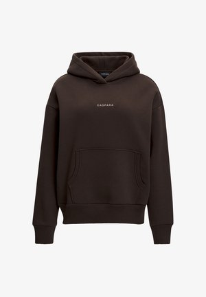 Mørkebrun hettegenser med lomme foran og "CASPARA"-logo midt på brystet.