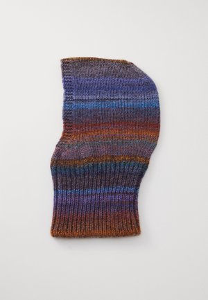 Gehaakte balaclava met horizontale strepen in paarse, blauwe, bruine en oranje tinten, plat getoond op een witte achtergrond.