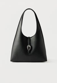 Μαύρη δερμάτινη τσάντα χειρός με μία λαβή και κούμπωμα με ασημένιο πόμολο σε λευκό φόντο.