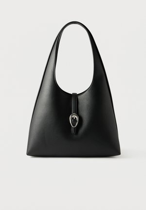 Čierna kožená kabelka s jedným držadlom a zapínaním na striebornú pracku na bielom pozadí.