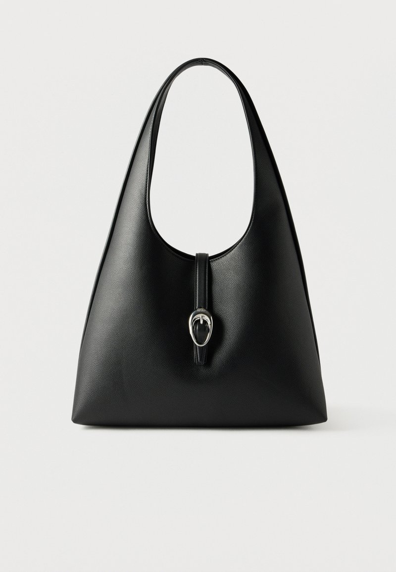 Μαύρη δερμάτινη τσάντα χειρός με μία λαβή και κούμπωμα με ασημένιο πόμολο σε λευκό φόντο.