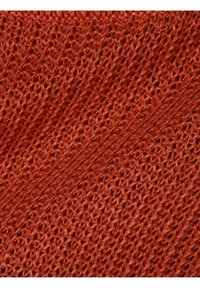 Tejido de punto en un cálido tono rojo-anaranjado, con un tejido abierto y texturizado que muestra puntadas entrelazadas visibles.
