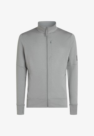 Hellgraue Fleecejacke mit durchgehendem Reißverschluss, hohem Kragen, Reißverschlusstasche auf der Brust, seitlichen Taschen, Daumenlöchern an den Ärmeln und Markenlogo auf dem linken Ärmel.