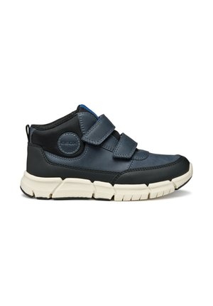 Baskets bleu foncé avec deux bandes Velcro ajustables, une semelle en caoutchouc texturée et un soutien de la cheville rembourré pour le confort et la stabilité.