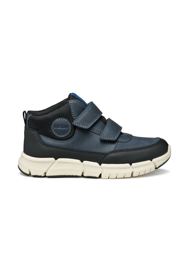 Baskets bleu foncé avec deux bandes Velcro ajustables, une semelle en caoutchouc texturée et un soutien de la cheville rembourré pour le confort et la stabilité.