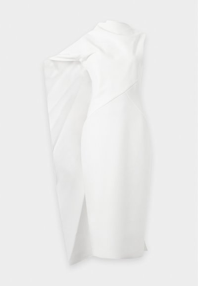 Robe blanche asymétrique avec une silhouette ajustée et une cape dramatique drapée sur un bras, longueur au genou avec une fente subtile sur un côté.