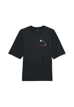 Camiseta de algodón negra con cuello redondeado, mangas cortas y un diseño de un imperdible blanco y una pluma roja en el lado izquierdo del pecho.
