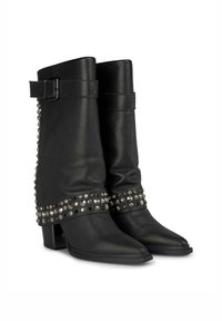 Czarne skórzane botki za kostkę z kwadratowym noskiem, ozdobione srebrnymi ćwiekami i klamrą na cholewce. Projekt na obcasie typu bloczek.