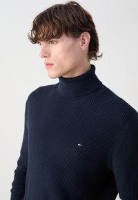 Tommy Hilfiger STRUCTURE ROLL NECK - Pulover - desert sky