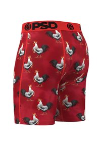 Bóxers rojos con un patrón repetido de gallos blancos y negros coronados, con una cintura elástica negra con logotipo y costuras en contraste.