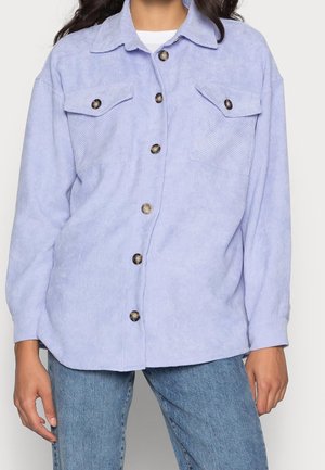 Lichtblauw corduroy overhemdjack met knoopsluitingen, twee borstzakken, lange mouwen en een kraag met kraag. Getextureerde stof.