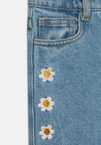 TINYCOTTONS DAISIES - Sirgete säärtega teksad - light blue