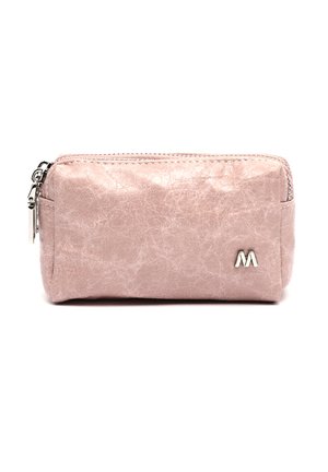 Petit étui rectangulaire en cuir rose avec fermeture éclair argentée et logo métallique « M » sur le devant.