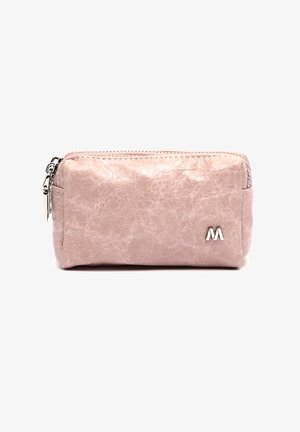 Pequeño bolso rectangular de cuero rosa con cremallera plateada y logo metálico "M" en el frente.