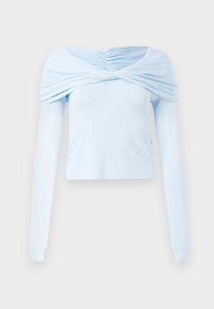 Top de manga larga azul claro con diseño gathered sin hombros y textura suave, que presenta un cuerpo ajustado y sutiles detalles de costura.