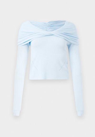 Jasnoniebieska bluzka z długim rękawem, z marszczonym dekoltem i miękką teksturą, z dopasowanym krojem i subtelnymi przeszyciami.