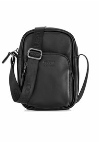 Czarna skórzana torba na ramię o fakturowanym wykończeniu, z regulowanym paskiem, przednią kieszenią i zapięciem na zamek błyskawiczny. Kompaktowy, prostokątny kształt.