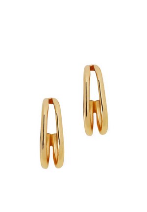 Paire de boucles d'oreilles créoles dorées polies avec un design minimaliste ouvert et une forme rectangulaire arrondie sur fond blanc.