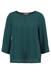 Błękitna bluzka z szyfonu z okrągłym dekoltem, rękawami o długości trzech ćwierci oraz małym wycięciem z przodu z subtelnymi akcentami po bokach.
