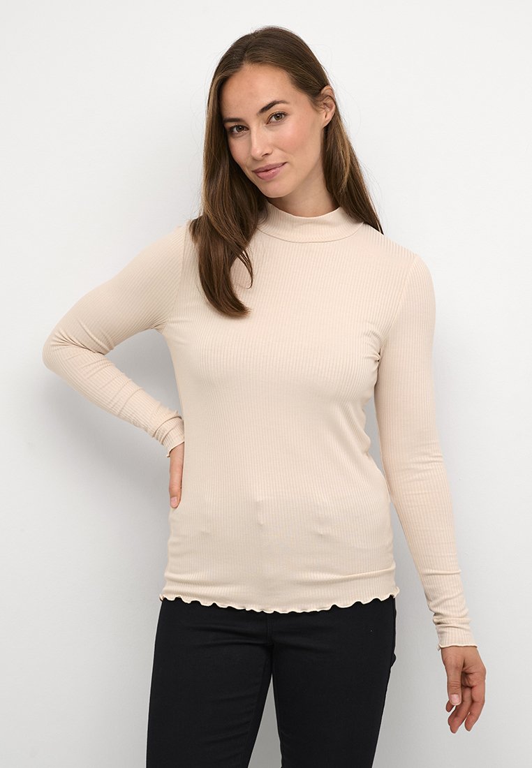 Beige, gestreiftes Langarmshirt mit Stehkragen und gebogtem Saum, aus elastischem Material. Figurbetonter Schnitt, glatte Textur, minimale Details.