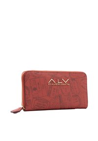 Portafoglio rosso con zip realizzato in materiale testurizzato, impreziosito da timbri a tema viaggio. Presenta un logo dorato sulla parte anteriore. Forma rettangolare compatta.