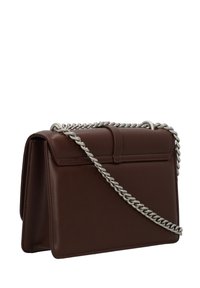 Borsa a tracolla in pelle marrone con chiusura a patta, rete in metallo silver e forma rettangolare. Presenta una superficie liscia e un design minimalista.