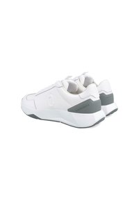 Zapatillas deportivas blancas con parte superior texturizada, cuello acolchado y un acento gris en el talón que presenta el texto "biomecanics."