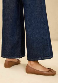 Lipsy WIDE FIT - Klasické baleríny  - brown