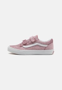 Rózsaszín csillámporos sneakers alacsony fazonban, fehér kiegészítőkkel és két tépőzárral. Gumitalp, amelynek felülete textúrázott a jobb tapadás érdekében.