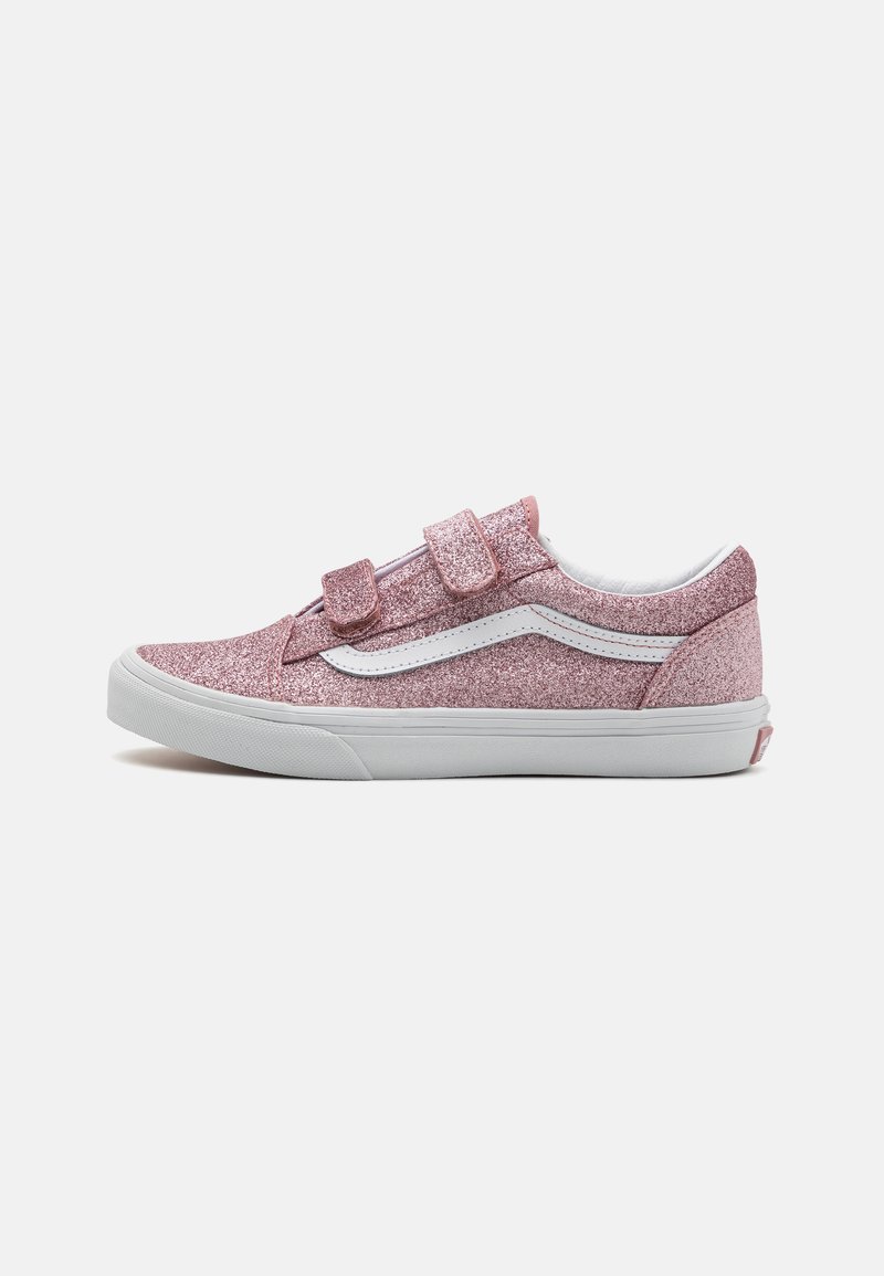 Rózsaszín csillámporos sneakers alacsony fazonban, fehér kiegészítőkkel és két tépőzárral. Gumitalp, amelynek felülete textúrázott a jobb tapadás érdekében.