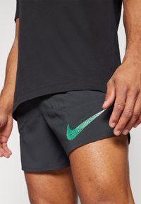 Nike Performance KIPCHOGE - Športové šortky - black/stadium green