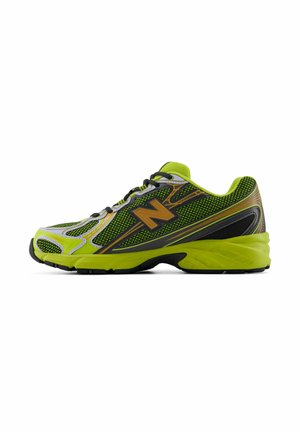 Hellgrüner und schwarzer Laufschuh mit gelben Akzenten und schwarzen Schnürsenkeln, der die Außenseite mit einem großen stilisierten "N"-Logo zeigt.