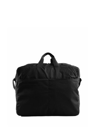 Sac polochon en tissu noir doux avec des poignées courtes et une fermeture éclair sur le dessus, vu de face sur un fond blanc uni.