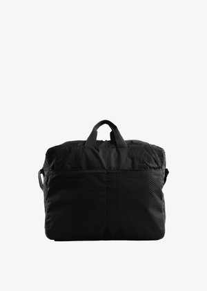 Sac polochon en tissu noir doux avec des poignées courtes et une fermeture éclair sur le dessus, vu de face sur un fond blanc uni.