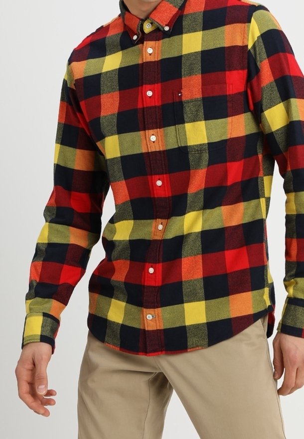 Camicia di flanella con bottoni e motivo a scacchi in rosso, giallo e nero. Presenta un colletto, maniche lunghe e una tasca sul petto.