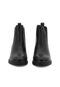 Stivaletti neri in pelle con texture liscia, punte arrotondate, linguette sul retro e suole piatte. Design semplice e senza decorazioni.