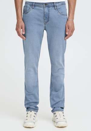 Vaqueros de mezclilla azul claro con corte recto, que cuentan con cinco bolsillos, cierre de botón y un sutil desgaste para añadir textura.