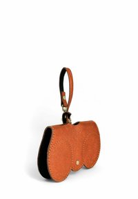 Mini sac en cuir marron avec des accents arrondis, une ouverture sur le dessus et une poignée de poignet. Présente des finitions en or et une texture travaillée.