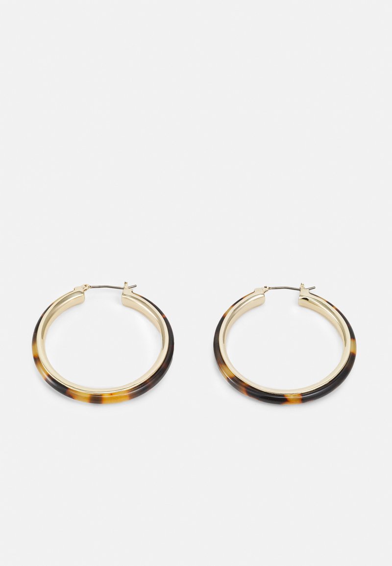 Gouden hoepeloorbellen met een tortoisepatroon van hars aan de buitenrand, met een gladde afwerking en een strakke, ronde vorm.