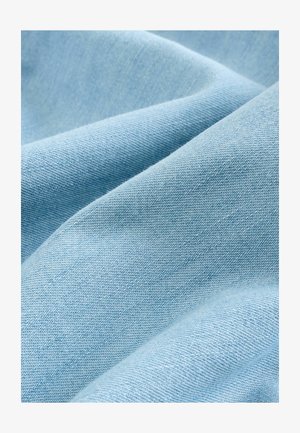 Lys blå stof med en glat tekstur og synligt vævemønster, der viser bløde folder og let glans. Velegnet til tøj eller polstring.