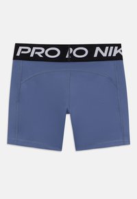Shorts de sport bleus avec une ceinture élastique noire portant l'inscription "PRO", dotés d'une texture lisse et d'un design épuré.