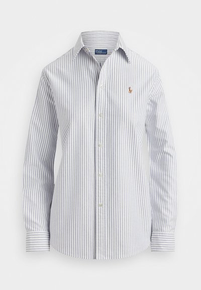 Camisa de botones a rayas en azul claro y blanco, que cuenta con una tela suave, cuello clásico y un logo bordado en el pecho.