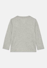 Γκρι πουκάμισο μακρυμάνικο από απαλό βαμβάκι, με στρογγυλή λαιμόκοψη, απλό σχέδιο και ίσια γραμμή χωρίς επιπλέον διακοσμήσεις.