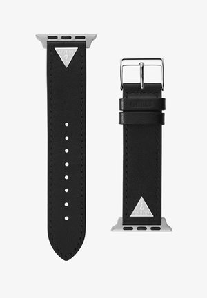 Juodas odinis laikrodžio dirželis su sidabriniais priedais, apimantis trikampį logotipą ir kelias skylutes reguliavimui. Lygi tekstūra su siuvinėjimo detalėmis.