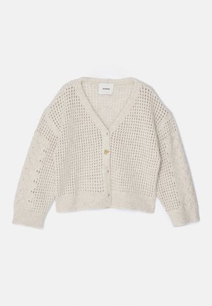 Cardigan tricoté beige clair avec un col en V, un motif en tissage ouvert, des manches longues et cinq boutons. Il présente des finitions côtelées aux poignets et à l'ourlet.