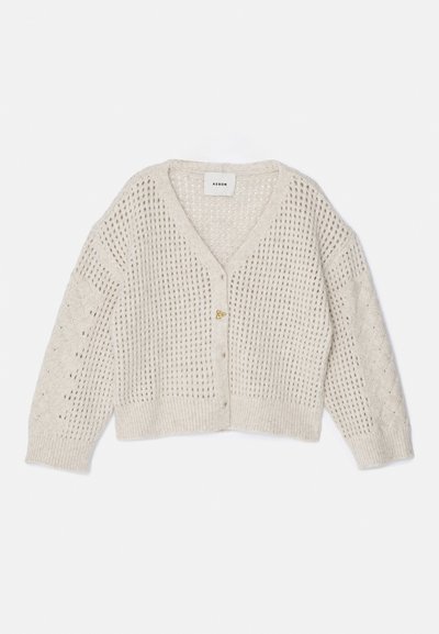 Cardigan de malha beige claro com decote em V, padrão de trama aberta, mangas longas e cinco botões. Apresenta punhos e bainha com detalhes canelados.
