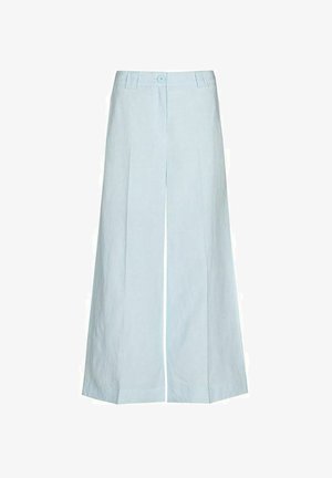 Pantalon large bleu clair en tissu texturé, avec une fermeture par bouton et des plis avant soigneusement repassés.