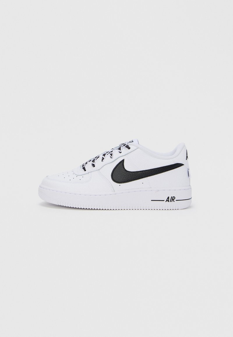 Άσπρο αθλητικό παπούτσι Nike Air Force 1 με μαύρο λογότυπο, διάτρητη μύτη και αντίθετες μαύρες λεπτομέρειες στη σόλα και τα κορδόνια.