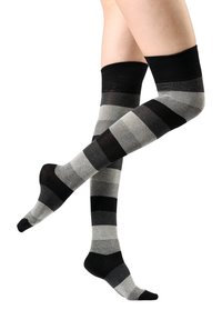 Calzini alti a righe con strisce alternate di nero e tonalità di grigio, caratterizzati da una texture liscia e una fascia nera in cima.
